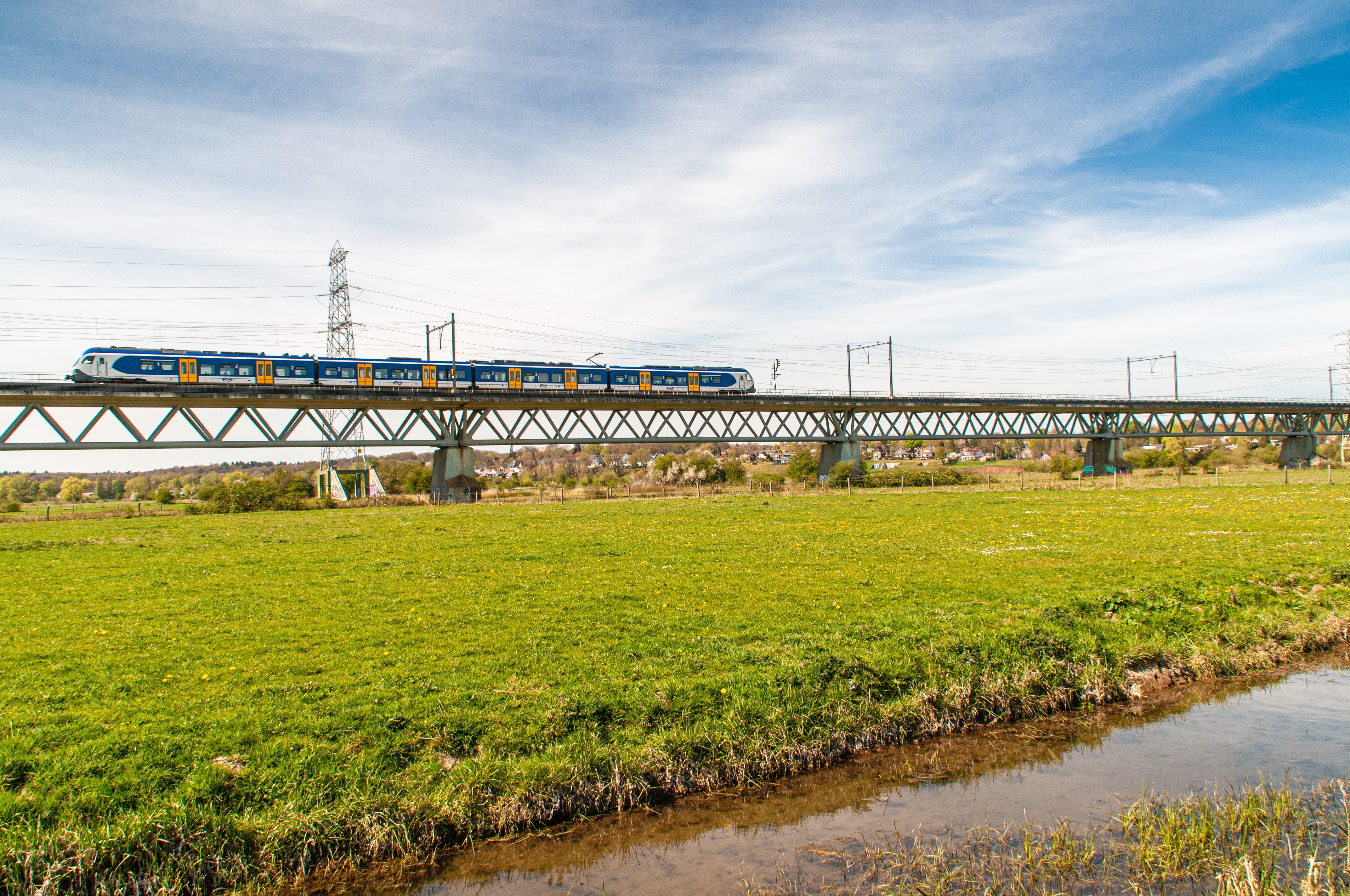 Trein rijdt over spoorlijn