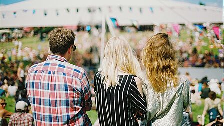 Drei Personen auf einem Festival