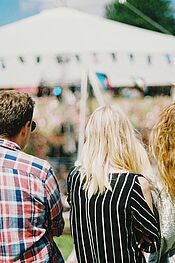 Drei Personen auf einen Festival